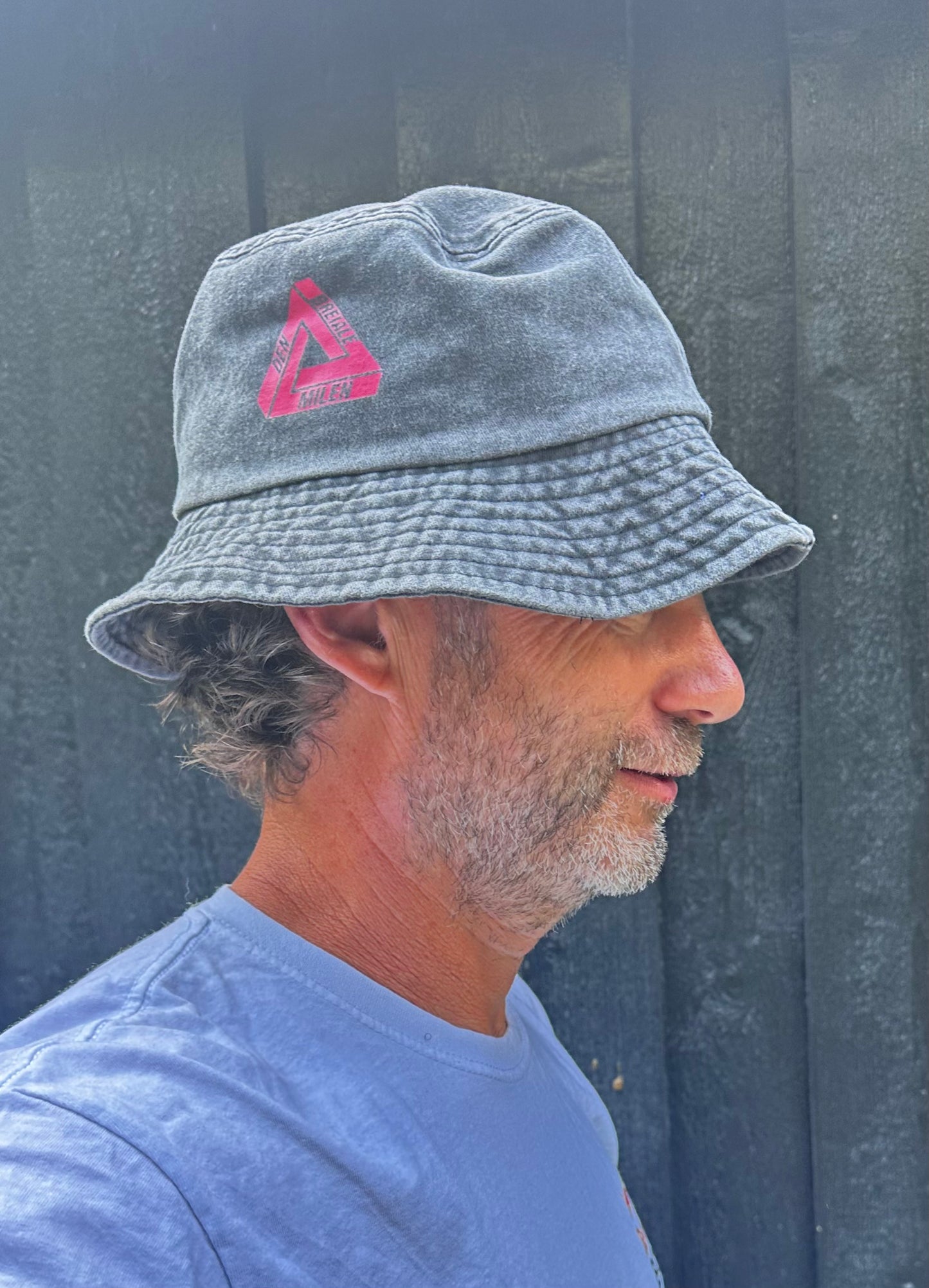 Bucket Hat — Den Breiale Milen 2026