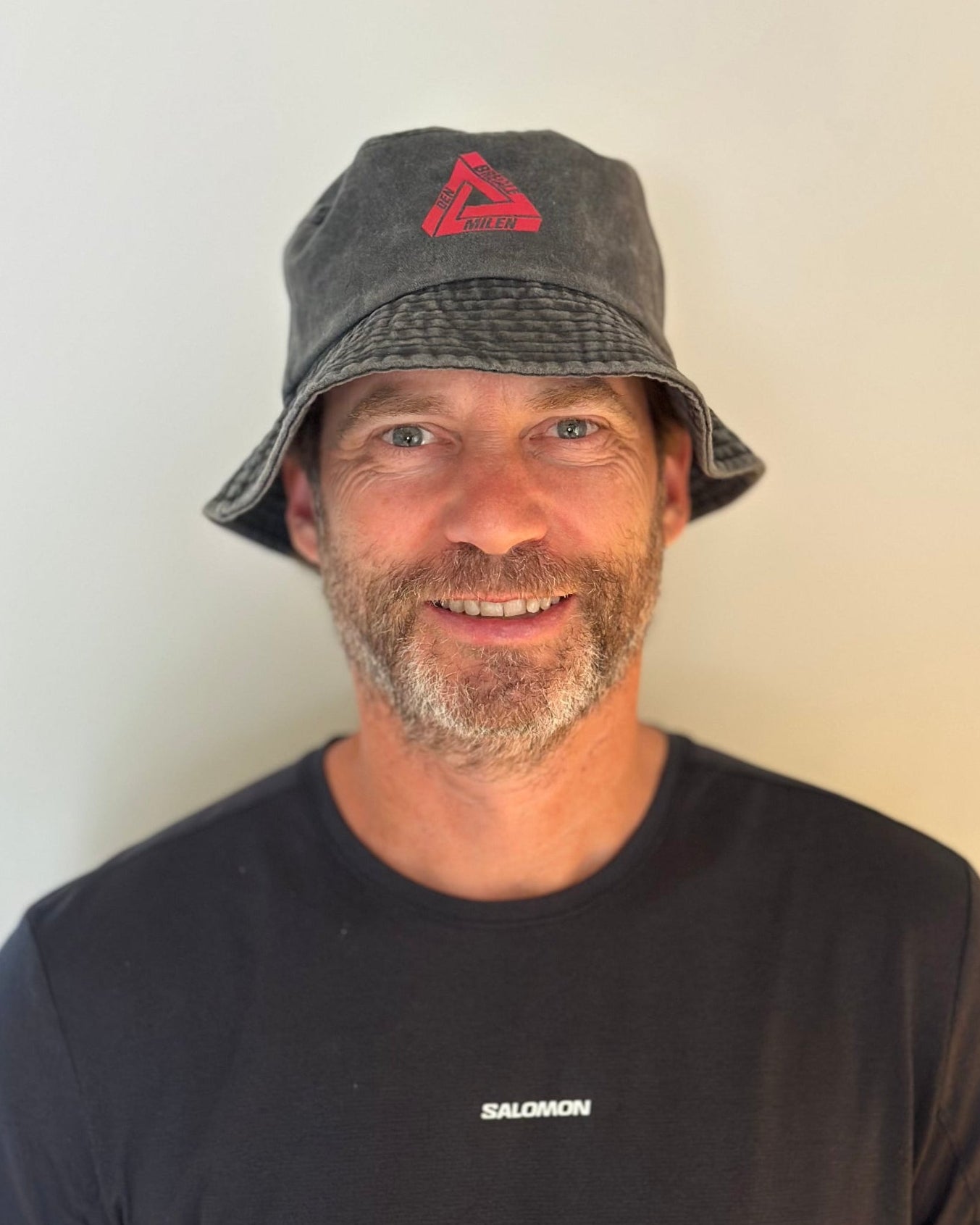 Bucket Hat — Den Breiale Milen 2026